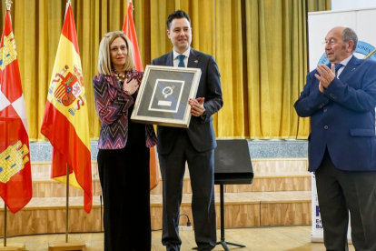 Begoña Herrero, madre de Cristina Gutiérrez, recoge el Báculo de Oro en nombre de su hija. SANTI OTERO