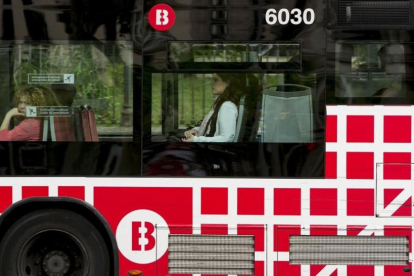 Un autobús urbano de Barcelona.-FERRAN NADEU
