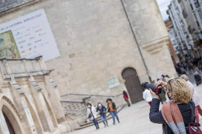 Una turista fotografía la Catedral de Burgos, cerrada al público.  SANTI OTERO