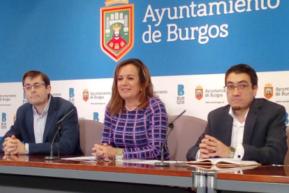 Julio Rodríguez-Vigil, Rosario Pérez Pardo y Miguel Balbás, durante la rueda de prensa de ayer.-ECB