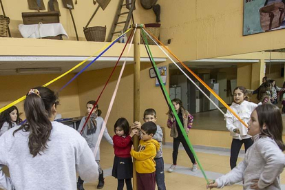Un grupo de niños juega en la sede de la asociación Gavilla en la calle Jerez.-SANTI OTERO