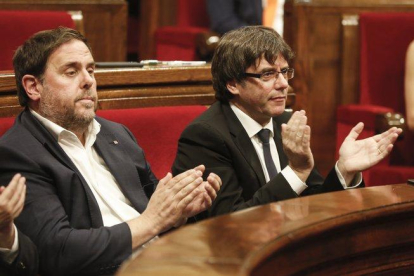 Oriol Junqueras y Carles Puigdemont, en el Parlament, el 10 de octubre del 2017.-JULIO CARBÓ