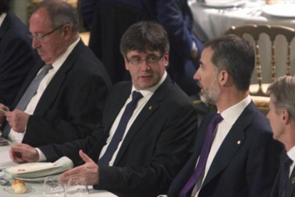 Puigdemont y Felipe VI dialogan durante la cena de bienvenida al MWC que se ofreció anoche en el Palau de la Música.-MARTA PÉREZ