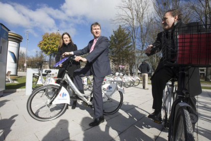 Gema Conde a pie y el alcalde, Javier Lacalle, ayer, en la presentación de las nuevas bicicletas.-RAÚL G. OCHOA