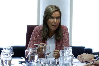 Ana Mato, reunida con consejeros de sanidad de la Comunidad de Madrid, personal del ministerio y médicos, este martes.-Foto: JUAN MANUEL PRATS