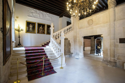 La escalinata del palacio con los retratos de Isabel II de niña. SANTI OTERO