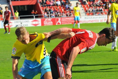 Guarrotxena intenta regatear a un rival en el choque ante el Lugo.-JOSÉ ESTEBAN EGURROLA