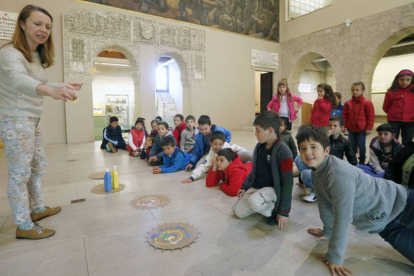 Los niños de segundo de Primaria atienden las explicaciones de la Niña Vero en el Arco de Santa María.-RAÚL G. OCHOA