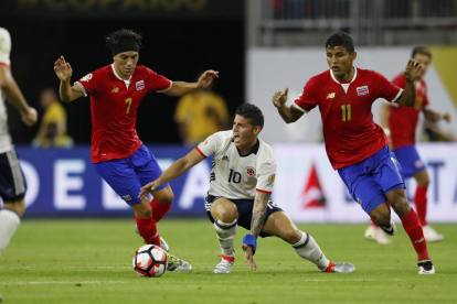 James disputa el balón a Bolaños y Venegasen el encuentro entre Colombia y Costa Rica por el grupo A de la Copa América Centenario.-EFE / AARON M. SPRECHER