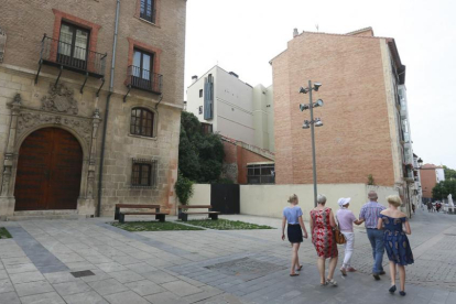 El solar está frente a la puerta de la Coronería de la Catedral y tendrá acceso a dos alturas, por la calle Fernán González y el superior por la de Pozo Seco.-RAÚL G. OCHOA