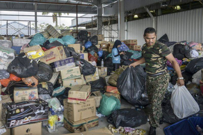 Las fuerzas aéreas de Malasia preparan provisiones para enviar a las áreas afectadas por las inundaciones.-Foto: FAZRY ISMAIL / EFE