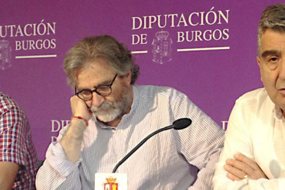 El diputado Javier Lezcano acompañó al teniente de alcalde, Antonio Saez, y al alcalde, Antonio Araúzo en la presentación.-PSOE