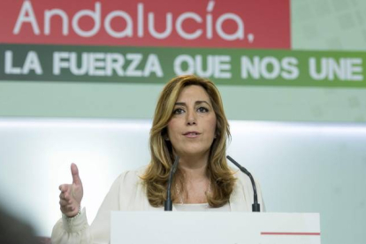 La presidenta de la Junta de Andalucía, Susana Díaz, en una rueda de prensa, este lunes.-EFE / RAUL CARO