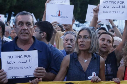 Manifestación este viernes en Cambrils contra el terrorismo.-ACN / ROGER SEGURA