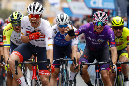 Peñalver -derecha- durante un sprint. Luis Angel Gomez/SprintCyclingAgency. / Foto cedida por el Burgos BH