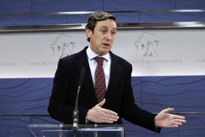 El portavoz parlamentario del PP, Rafael Hernando, en rueda de prensa en el Congreso.-Emilio Naranjo / EFE