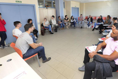 Docentes y profesores asisten al taller de prevención escolar celebrado ayer.-ISRAEL L. MURILLO