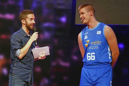 Radoncic habla con David Broncano durante la presentación de la nueva temporada de la ACB, ayer, en Madrid.-ACB PHOTO / E. COBOS