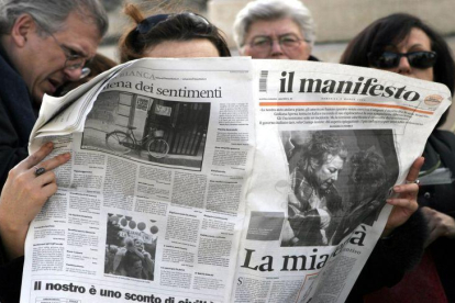 Una mujer leyendo el periódico italiano Il Manifesto.-AP / BEATRICE LARCO (AP)
