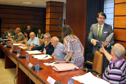 El consejero de Fomento y Medio Ambiente, Juan Carlos Suárez-Quiñones, presenta junto a 17 alcaldes el Programa de Alquiler Social en el Medio Rural-ICAL