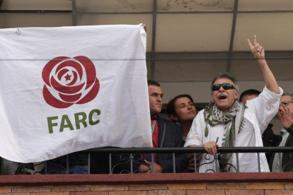 Jesús Santrich, exlíder de las FARC, celebrando que la Corte Suprema le concedió su libertad.-REUTERS