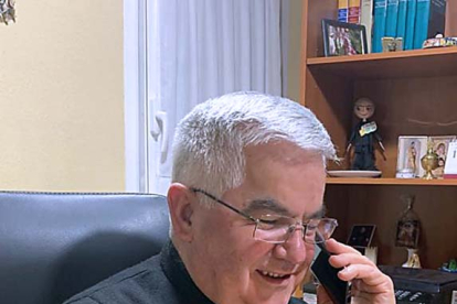 Jesús María Calvo atiende una llamada en el despacho parroquial de El Buen Pastor. ECB