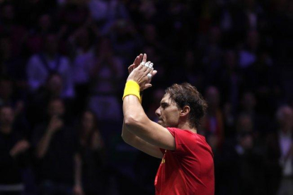 Rafa Nadal aplaude al público de la Caja Mágica tras ganar su partido ante Croacia.Rafa Nadal aplaude al público de la Caja Mágica tras ganar su partido ante Croacia.-AP