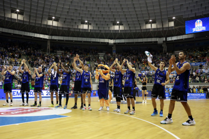 Los jugadores del San Pablo Burgos celebrando con la afición del Coliseum