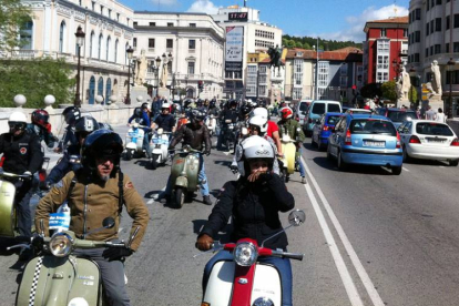 Después de la exposición de estos legendarios vehículos de dos ruedas, la caravana circuló por las calles de la ciudad camino a la comarca de Juarros.-ECB