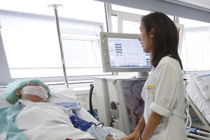 Una enfermera atiende a un paciente hospitalizado en el HUBU.-RAÚL OCHOA