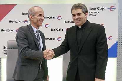 Jesús Les (i.) y Vicente Rebollo, ayer en la firma del documento.-RAÚL OCHOA