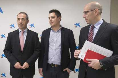 El director territorial de CaixaBank, José Manuel Bilbao, el ganador del premio, Álvaro Sánchez, y el viceconsejero de Economía, Carlos Martín Tobalina.-RAÚL OCHOA