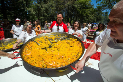 El alcalde de Burgos, Daniel de la Rosa, colaboró en el reparto de más de 5.000 raciones de paella- FOTOS: © ECB / TOMÁS ALONSO