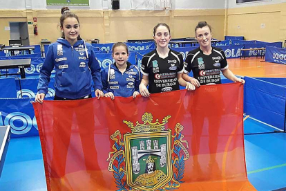 Celia Delgado, María Berzosa, Elvira Rad y Dranca Codruzta posan con la bandera de Burgos-ECB
