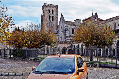 Ford Ka urbano y sobre el asfalto milenario del entorno del Monasterio de las Huelgas.-HÉCTOR FUSTEL