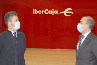 El director provincial territorial en Burgos de Ibercaja, Eduardo Hernández, y el presidente de la Asociación de Empresarios del Polígono Industrial de Villalonquéjar, Jorge Villaverde. ECB