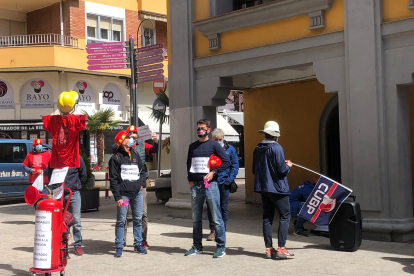Los trabajadores han protestado durante toda la mañana frente al Ayuntamiento