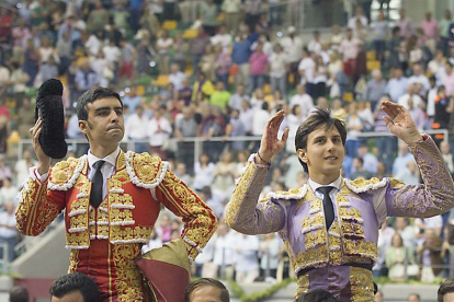Salida a hombros de Miguel Ángel Perera yRoca Rey en el Coliseum. SANTI OTERO