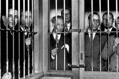 Companys (en el centro), junto a miembros de su Govern, encarcelados a finales de 1934.-EFE - CARLOS PÉREZ DE ROZAS - EUGENIO - ARCHIVO