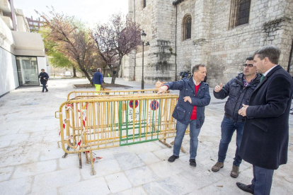 El alcalde de Burgos en su visita al pasaje.-SANTI OTERO