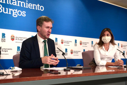 Javier Lacalle esta mañana anunciando su renuncia acompañado de Carolina Blasco. RAÚL G. OCHOA