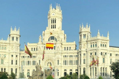 La fachada del edificio del Ayuntamiento de Madrid en la que ondea la bandera de España.-TWITTER