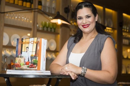 Virginia Naranjo, ganadora de 'Masterchef 4', con su libro de recetas.-GTRES