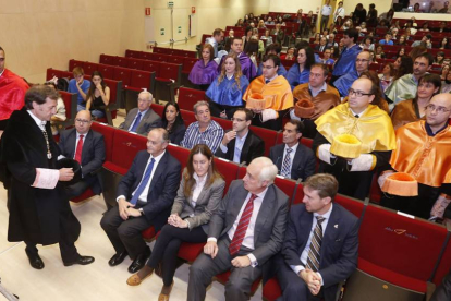 Alberto Gómez, rector de la Universidad Isabel I, saluda a las autoridades a su llegada a la inauguración del segundo año académico de la institución.-RAÚL G. OCHOA