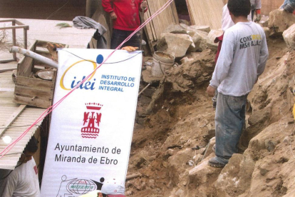 En el muro de contención del cerro de Nueva Esperanza se alza una placa con el escudo del Ayuntamiento de Miranda.-ECB