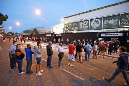 Aficionados haciendo cola para comprar sus entradas para un partido en El Plantío. ECB