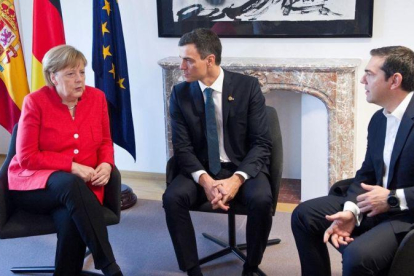 Merkel, con Sánchez y Tsipras, representantes de los dos primeros estados con los que acordó el envío de migrantes.-EFE
