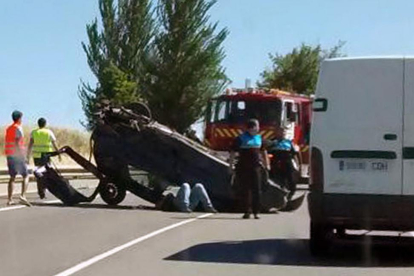 Uno de los coches en el accidente de Villatoro volcó a causa del impacto.-ECB