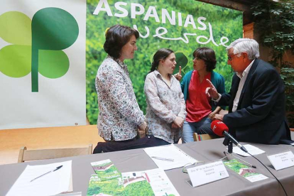 Mercedes Sánchez, Arancha y su monitora y José María Ibáñez presentaron la nueva campaña de Aspanias.-RAÚL OCHOA