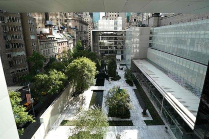 Vista del patio del MoMA y de Nueva York desde el interior de la ampliada pinacoteca.-AFP / TIMOTHY A. CLARY